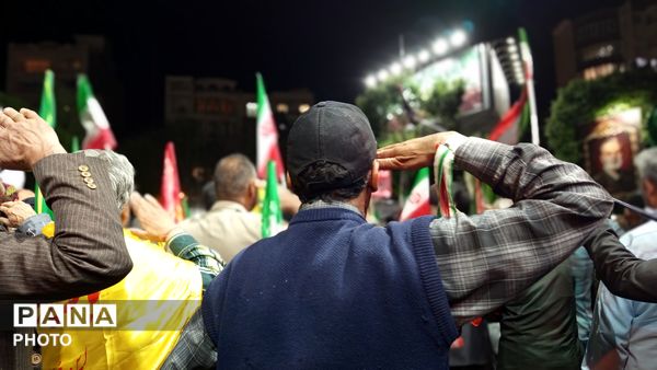 اجتماع شبانه مردم بروجرد در حمایت از همبستگی ملی