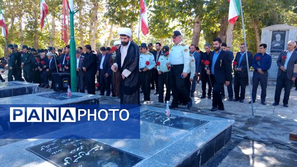 گلباران مزار شهدای اهر به‌مناسبت آغاز هفته دفاع مقدس