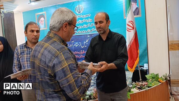 آئین باشکوه تجلیل از نخبگان و ستارگان قرآنی تراز دوم در اداره آموزش و پرورش نظرآباد 