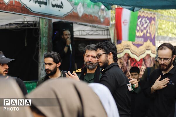 حضور فرمانده سپاه تهران در میان خیل زائران جاماندگان اربعین