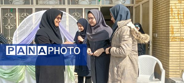 تقدیر از دانش‌آموزان برتر دبیرستان دخترانه ۱۳ آبان