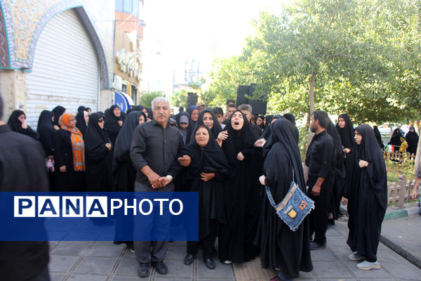 جلوه‌های حماسی از حضور نوجوانان قمی در مراسم تشییع شهدا 