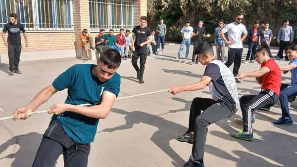برگزاری مسابقات ورزشی دبیرستان معلم ساوجبلاغ در هفته تربیت‌بدنی