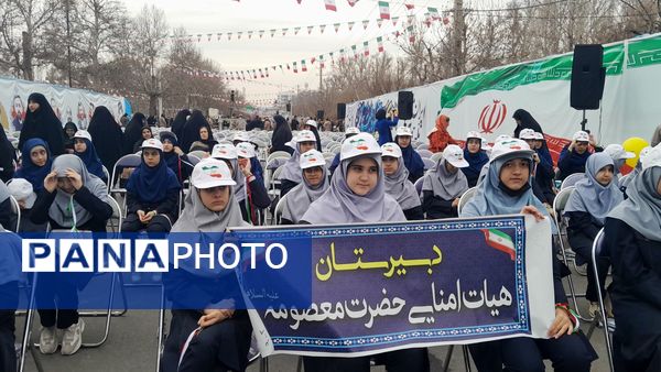 دانش‌آموزان البرزی جشن پیروزی انقلاب را در ۲۲ بهمن باشکوه رقم زدند