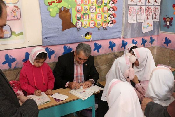 هم‌اندیشی مدیر و معلمان"دبستان گل‌های بهشت" فیروزکوه