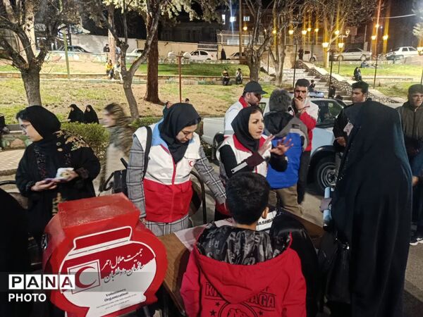 استقرار شبانه امدادگران هلال احمر شهرستان تویسرکان در اجتماعات مردمی