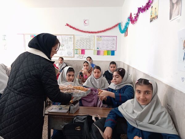 ایستگاه صلواتی دانش‌آموزان دانش‌نیا؛ تجلی ارادت به حضرت فاطمه زهرا(س)