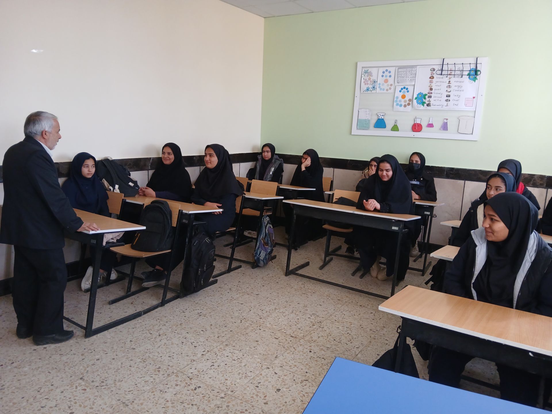 نشست دانش آموزان دبیرستان مادر مهربان خلیل آباد با مشاور اجرایی مدیر آموزش و پرورش