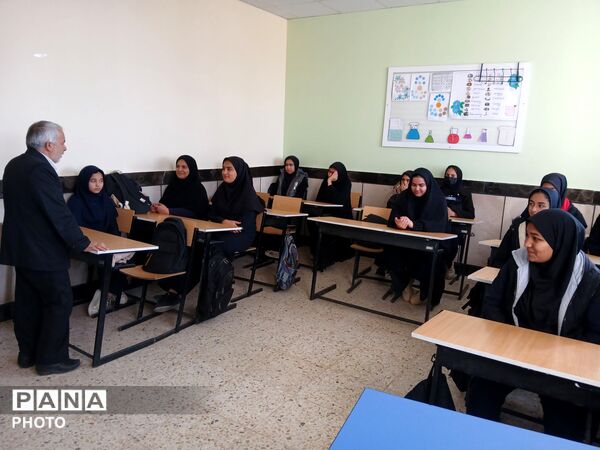 نشست دانش آموزان دبیرستان مادر مهربان خلیل آباد با مشاور اجرایی مدیر آموزش و پرورش