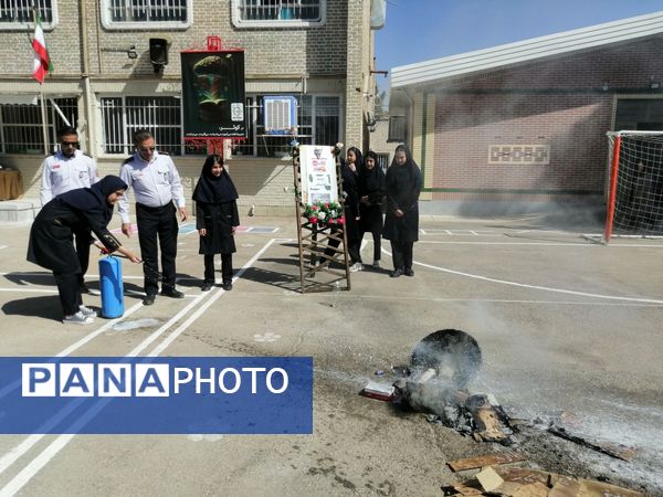 بزرگداشت روز آتش و ایمنی در دبیرستان کوثر فرهنگیان 