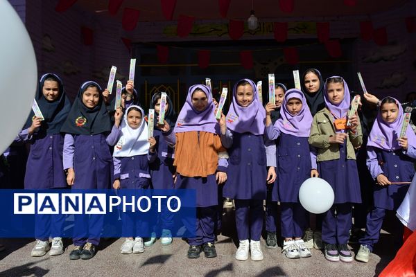 جشن میلاد حضرت زینب(س) با حضور مادران پرستار در دبستان علویان بهارستان‌دو