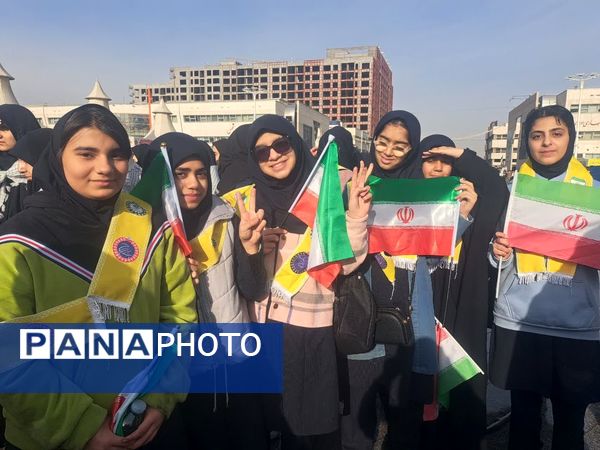 حضور دانش آموزان دبیرستان علی افشارنژاد در گردهمایی میدان شهدا و گلبانک انقلاب