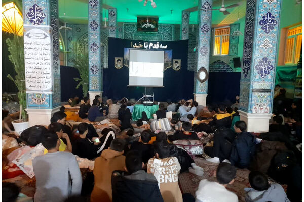 اعتکاف دانش‌آموزان دبیرستان شاهد شهید زرین کلاه شهرستان اقلید در مسجد امام حسین (ع)
