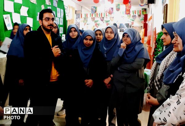 پیوند نسل امروز با آرمان‌های انقلاب  روایت تصویری یک نمایشگاه مدرسه انقلاب