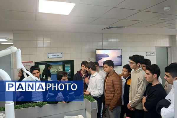 بازدید دانش‌آموزان دبیرستان شهدای علم‌ و فناوری بهارستان دو از دانشکده دندانپزشکی تهران 
