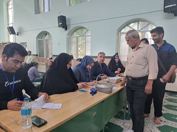حضور مسئولان و مردم انقلابی شهرستان ملارد در پای صندوق‌های رأی