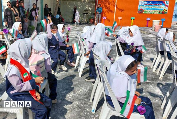 جشن شکوفه‌های کلاس اولی در دبستان فرهنگیان