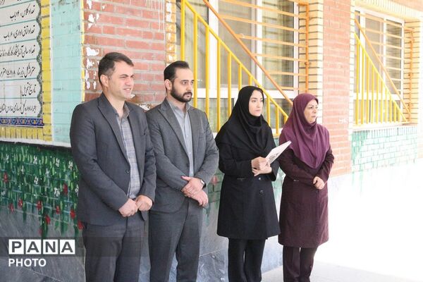 تجلیل مدیر آموزش‌وپرورش از دانش‌آموزان رتبه اول جشنواره نوجوان خوارزمی فیروزکوه