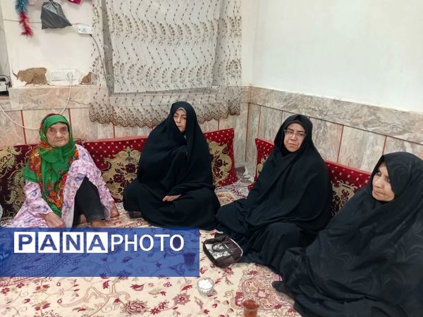 دیدار مسئولین پایگاه کوثر روستای نقاب با مادر شهید غلام زاده