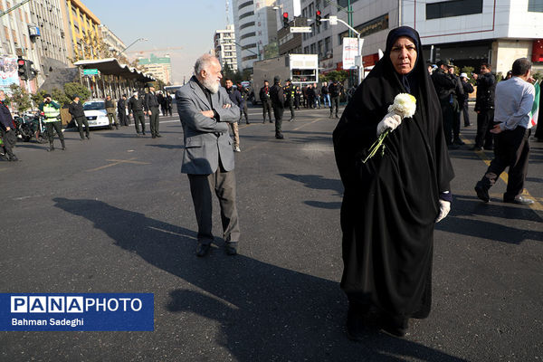 تشییع پیکرهای ۱۰۰ شهید گمنام از مقابل دانشگاه تهران