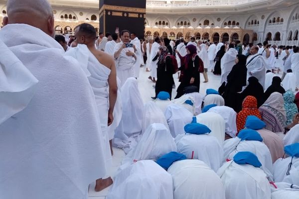 نخستین دیدار معنوی دانش‌آموزان دختر اعزامی به حج عمره با خانه خدا