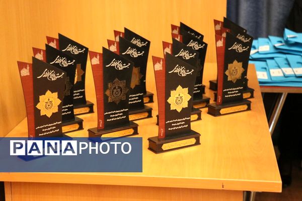 قدردانی از افتخارآفرینان متوسطه اول ناحیه ۶ در یازدهمین دوره جشنواره خوارزمی