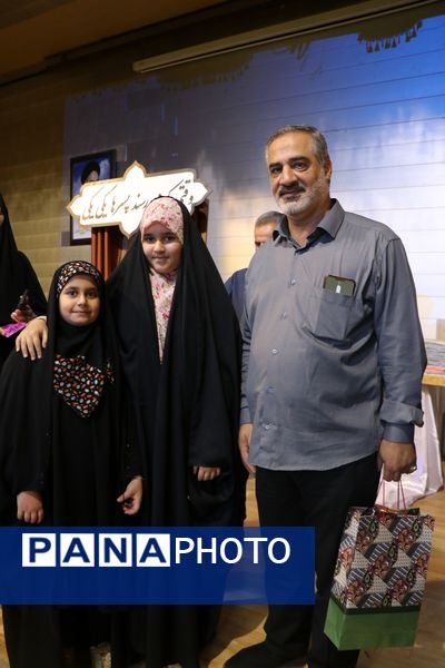 رونمایی از کتاب «وقتی که می‌رسند پسرها، یکی، یکی» در همایش «پدر مقاومت» به مناسبت هفته عفاف و حجاب