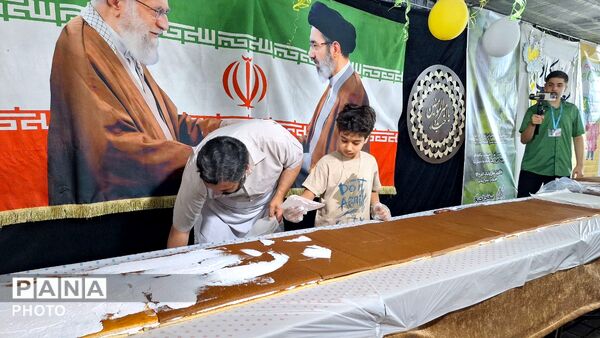  کیک ۱۴ متری کام شهروندان را شیرین کرد