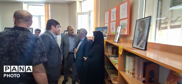 افتتاح نمایشگاه نقاشی  شهدای دانش آموز میناب مهربان