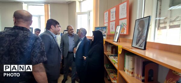 افتتاح نمایشگاه نقاشی  شهدای دانش آموز میناب مهربان