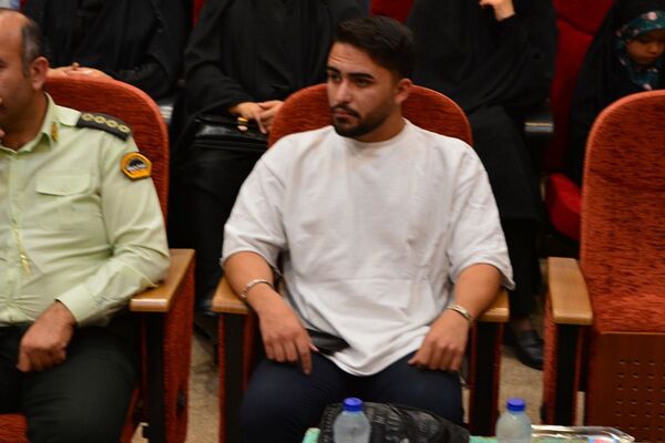 تجلیل از پسران ممتاز دبیرستان امام رضا در بهارستان‌دو