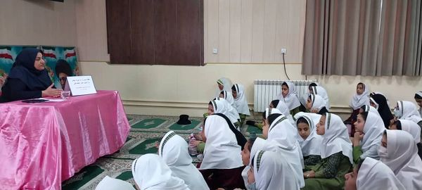 مراسم هفته مبارزه با اعتیاد در دبستان شاهد حاجی‌آباد 