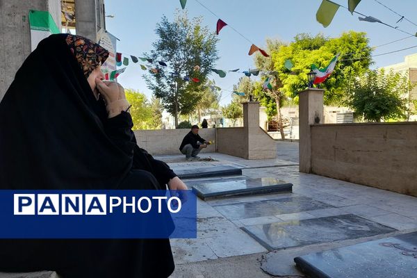غبارروبی مزار شهدا در امام زاده حسن(ع) نسیم‌شهر