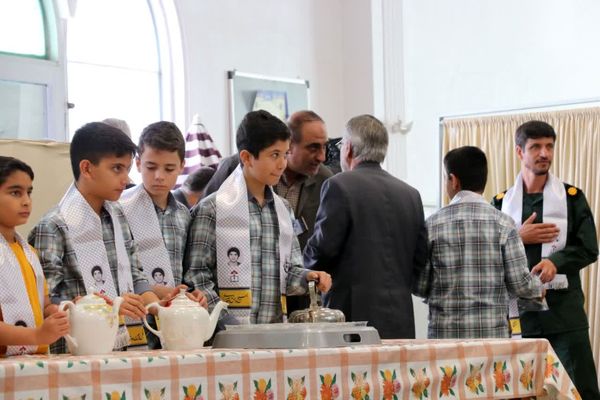 حضور با شکوه دانش‌آموزان و فرهنگیان در مراسم پر فیض نماز جمعه آباده در آستانه روز دانش‌آموز