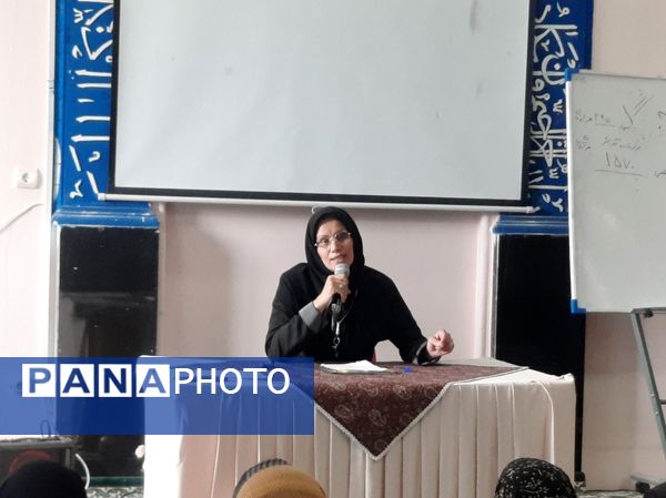 نشست صمیمی انجمن و اولیا پایه هفتم در دبیرستان فرهنگیان ناحیه۷ مشهد