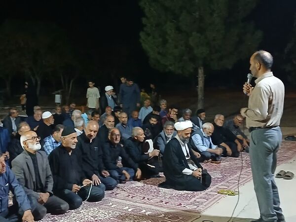 مراسم شبی با شهدا در محل گلزار شهدای روستای بزنجرد شهرستان خلیل‌آباد