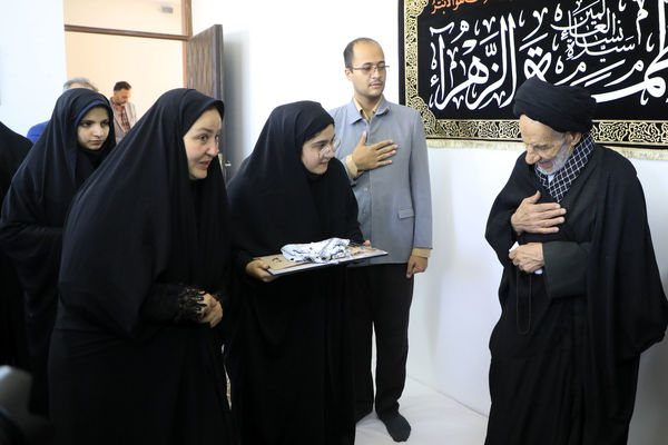 اهدای هدایای مقام معظم رهبری به دانش‌آموزان بیرجندی 