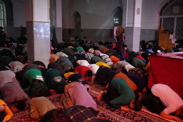  حس و حال معنوی دانش آموزان شرکت کننده در اعتکاف دانش آموزی مسجد مصلی طوقچی اصفهان