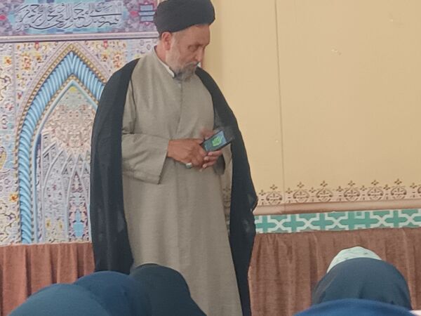 نماز جماعت در دبیرستان میرزا جعفر سروقد مشهد مقدس 