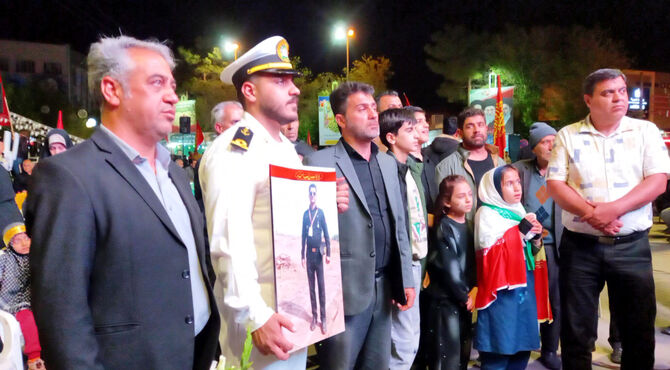 از ناو دنا تا صفوف راهپیمایی