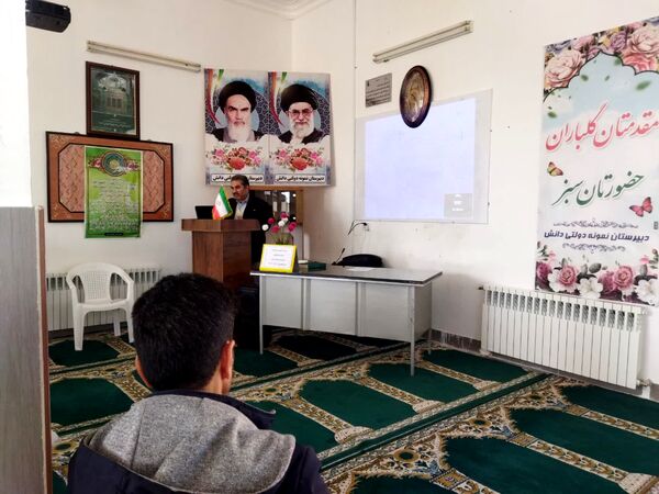 دومین جلسه هدایت تحصیلی پایه نهم دبیرستان نمونه دانش کاشمر