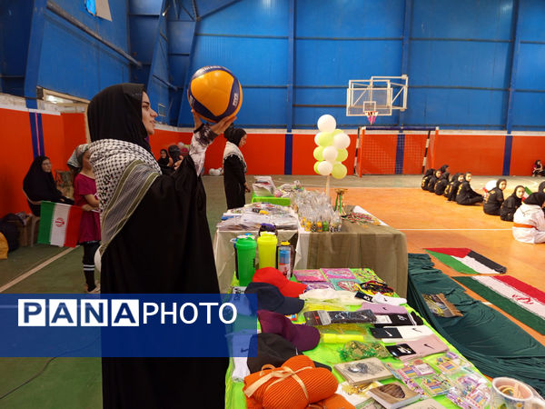 تقدیر از دختران برگزیده مسابقات ورزشی در شهر جعفریه قم