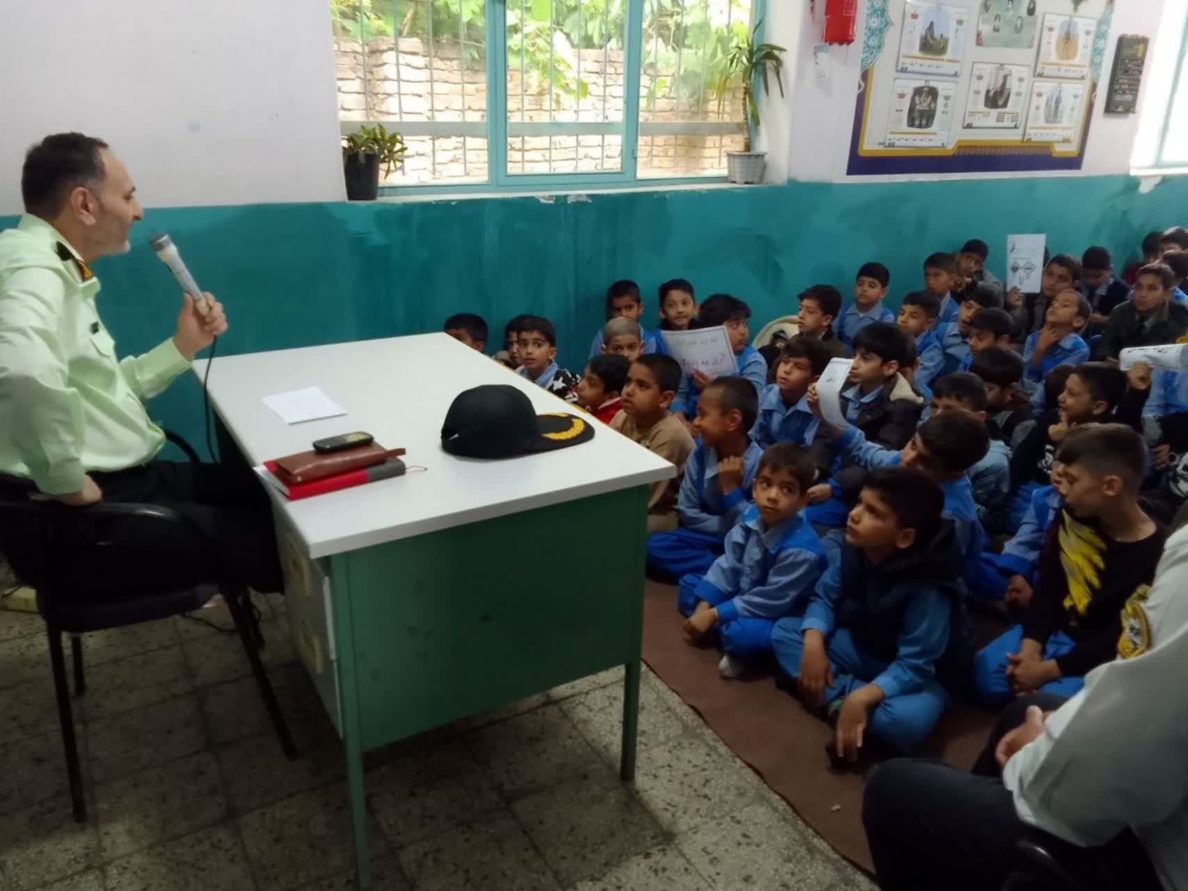 کلاس آموزش آسیب‌های اجتماعی در دبستان اسفندیار طیبی قائمشهر