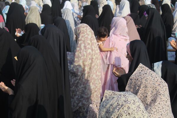 بندرعباسی‌ها توفیق یک ماه عبادت را در نماز عید فطر به شکرانه نشستند