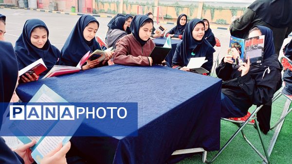 نشست ادبی دانش‌آموزان در کافه کتاب آموزشگاه هیات امنایی فرزانگان