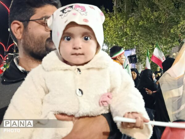کودکان انقلابی کاشمر دست در دست والدین به خیابان آمدند