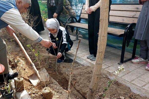 گرامیداشت روز درختکاری در دبستان حکیم نظامی کهریزک 
