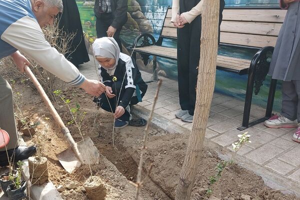 گرامیداشت روز درختکاری در دبستان حکیم نظامی کهریزک 