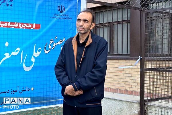 ادای احترام به شهدای دانش‌آموز میناب با رونمایی از زمین چمن و کاشت نهال در بهارستان‌دو
