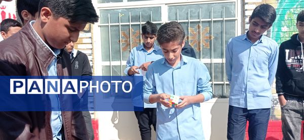 مسابقات درون مدرسه‌ای حل مکعب روبیک در دبیرستان شهید بهشتی کاشمر